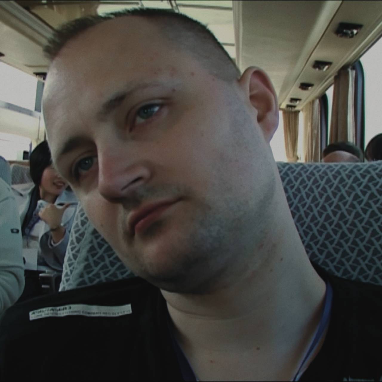 Ulrich filmer seg selv på busstur i Nord-Korea