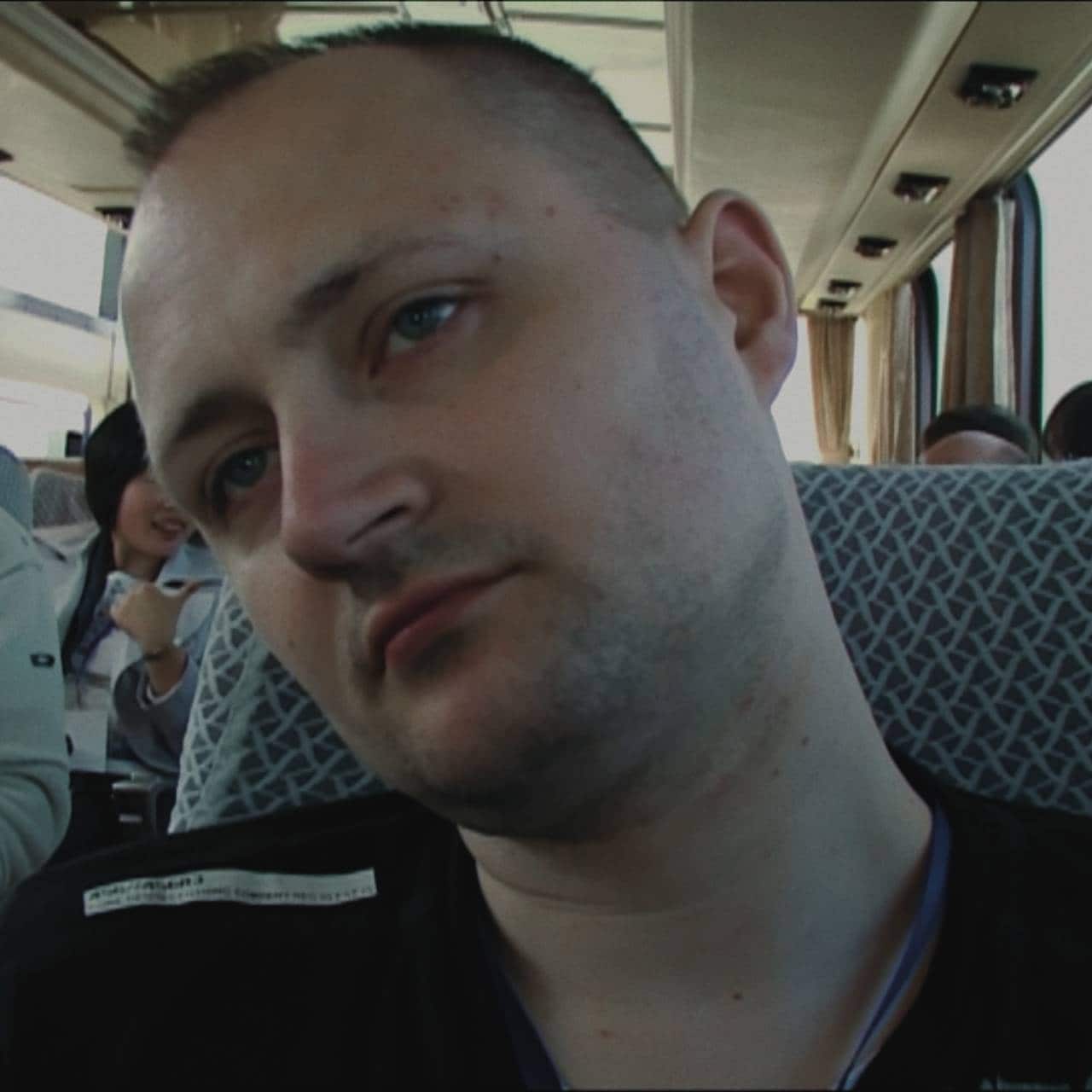 Ulrich filmer seg selv på busstur i Nord-Korea