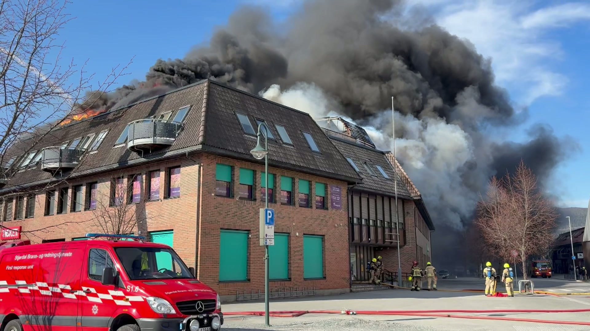Kraftig brann i bygård i Stjørdal sentrum: – Sto i dusjen da brannalarmen gikk