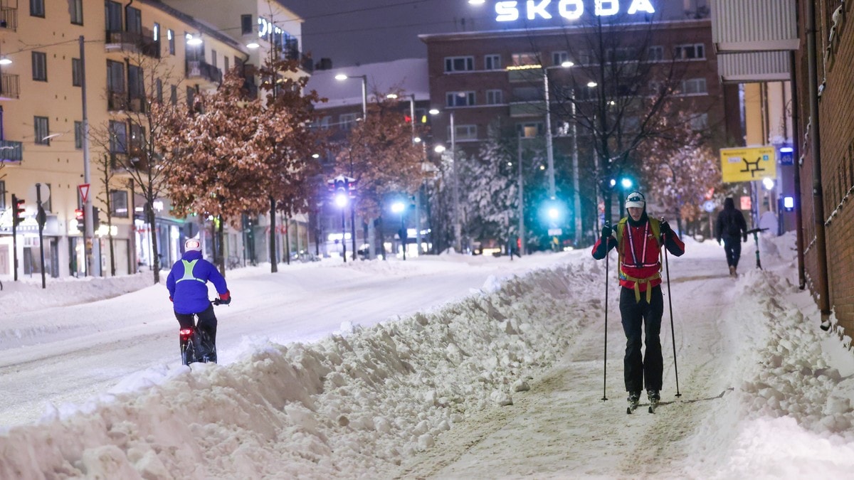 Snøkaoset fortsetter på Østlandet – innstillinger og forsinkelser ut dagen