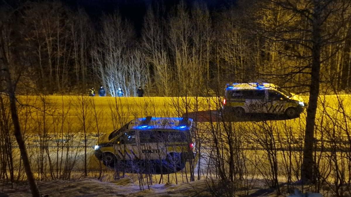 Sperrer av område etter funn av død person utendørs
