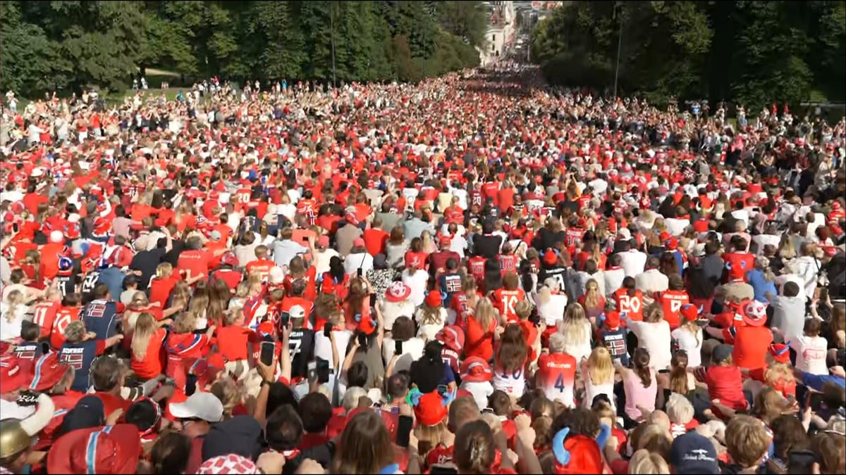 VM-fest i hele Norge – her blir det (kanskje) satt verdensrekord Opp mot 15 000 rødkledde nordmenn møtte opp i Oslo for å ro i gatene. Trolig ble det satt verdensrekord i roing før den etterlengtede VM-kampen mellom Norge og Frankrike i fotball-VM.