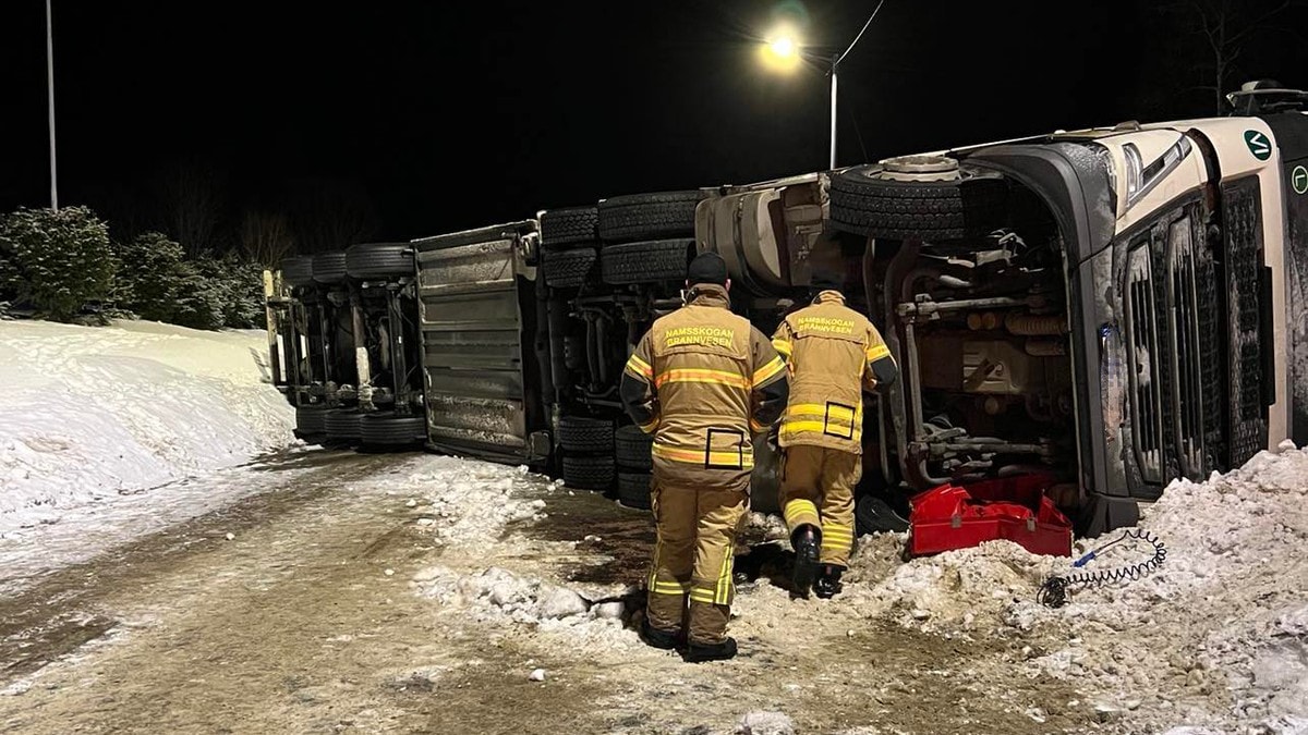 E6 stengt etter trailervelt ved Namsskogan