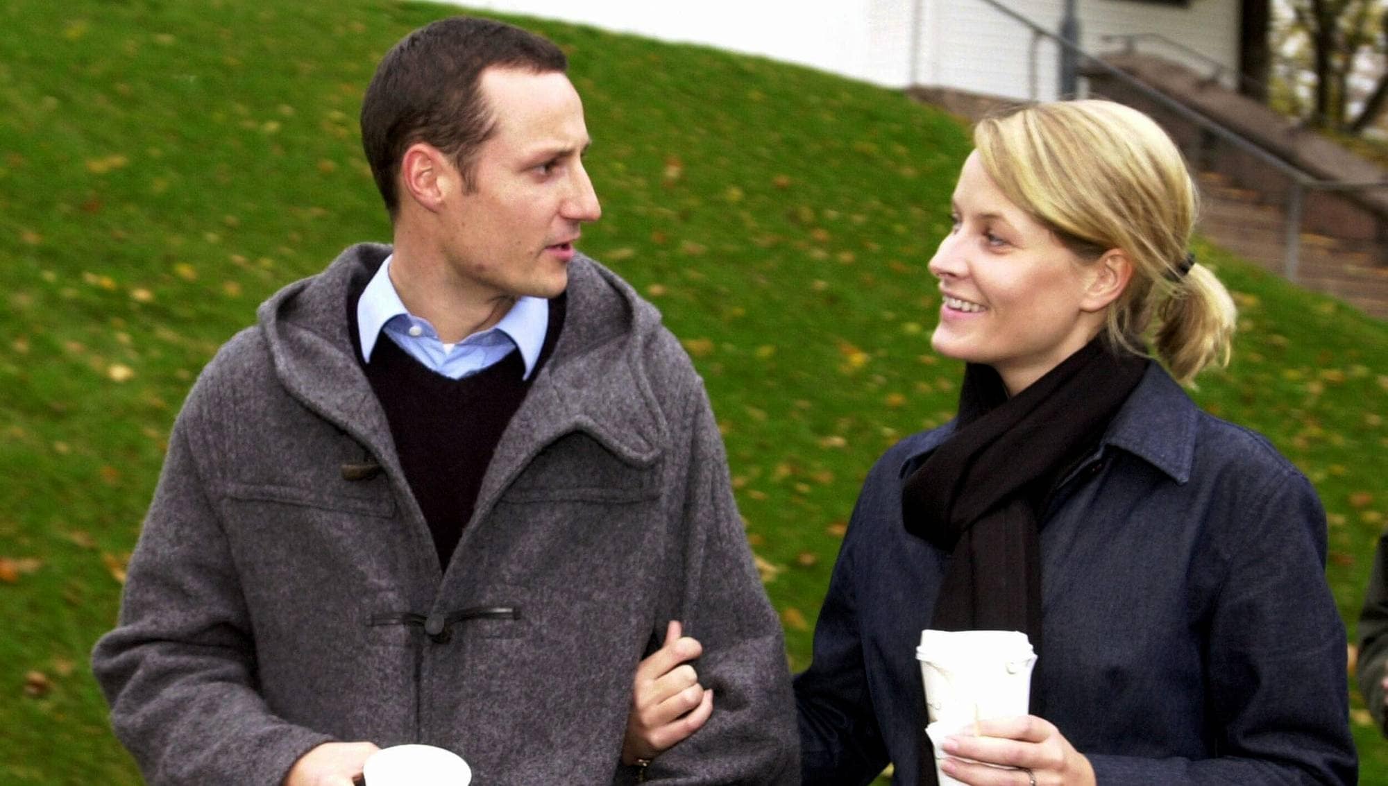 Kronprins Haakon og Mette-Marit Tjessem Høiby spaserer på St. Hanshaugen