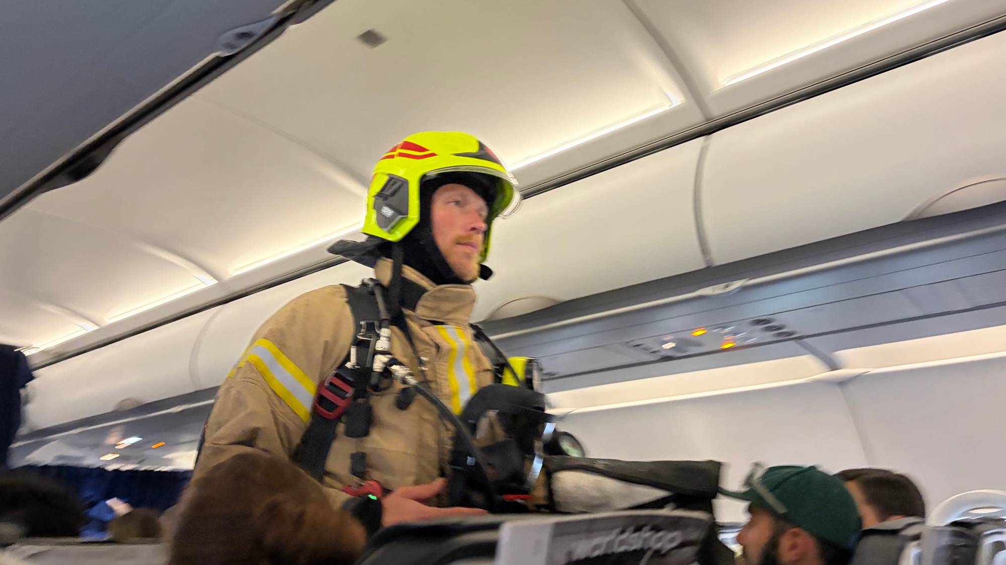 Brannvesenet inne i flyet på veg til München 