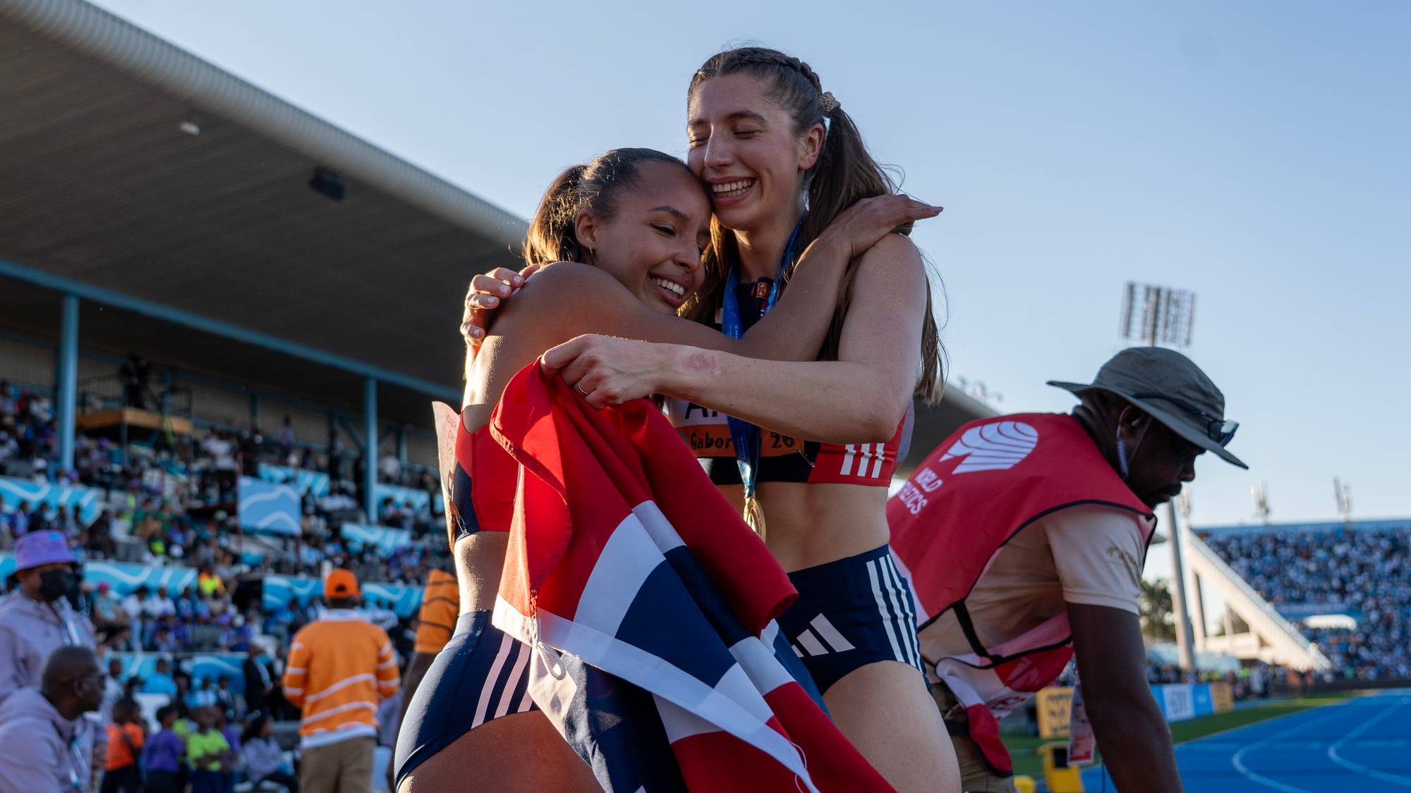 Kvinnelige atleter jubler