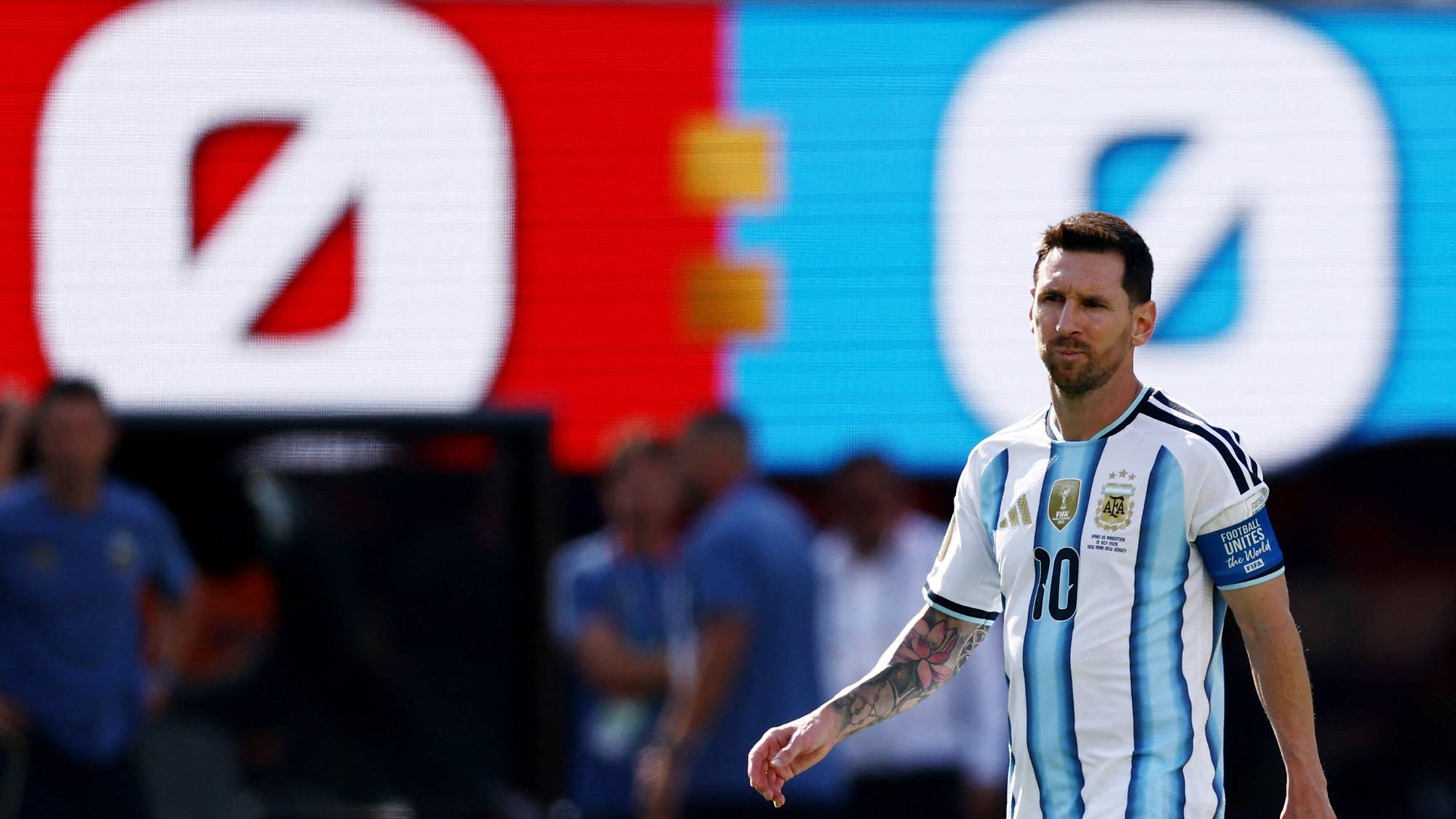 Lionel Messi i Argentinas landslagsdrakt foran en resultattavle som viser 0-0. (Bildebeskrivelsen er laget av en KI-tjeneste)