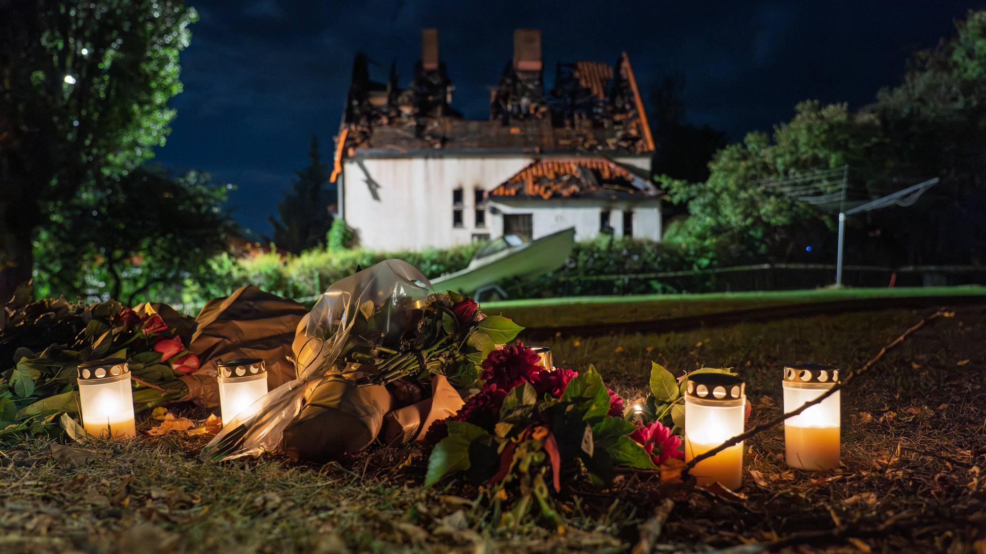 Tente lys og blomster, mandag kveld, ved åstedet for brannen i Hamar der fire tenåringer mistet livet.