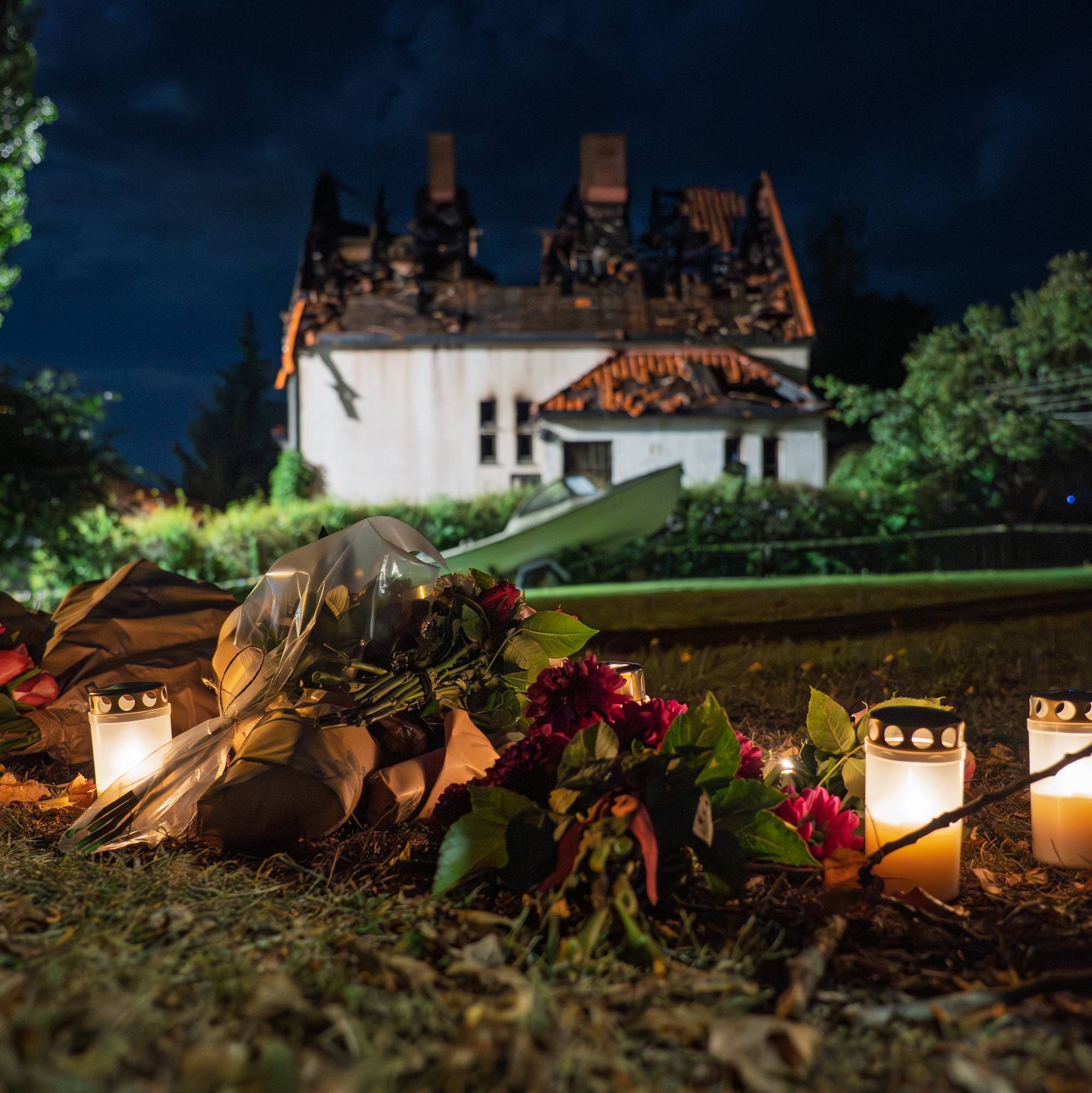 Tente lys og blomster, mandag kveld, ved åstedet for brannen i Hamar der fire tenåringer mistet livet.