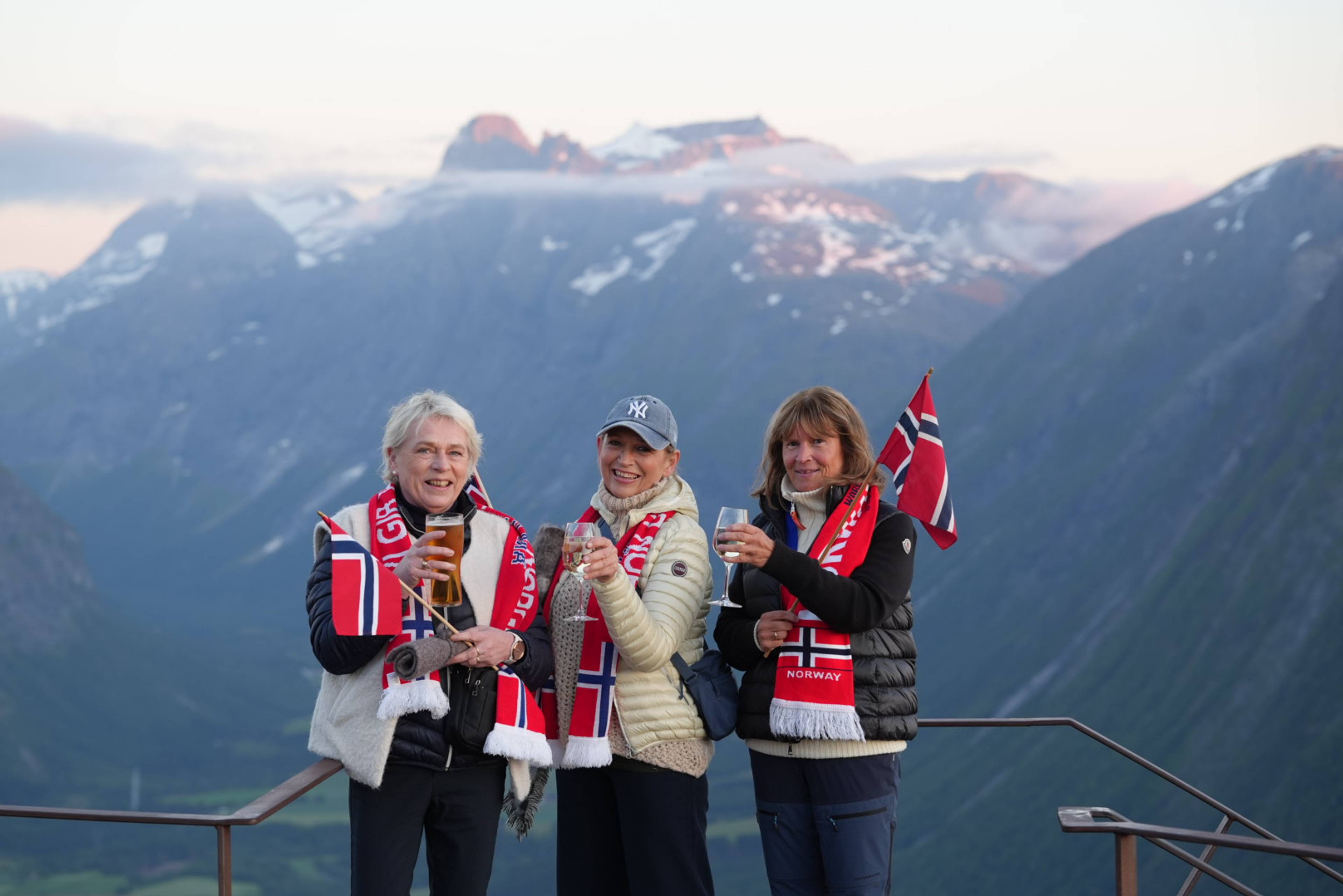 tre kvinner skpler med vakrker fjelllandskap i bakgrunnen