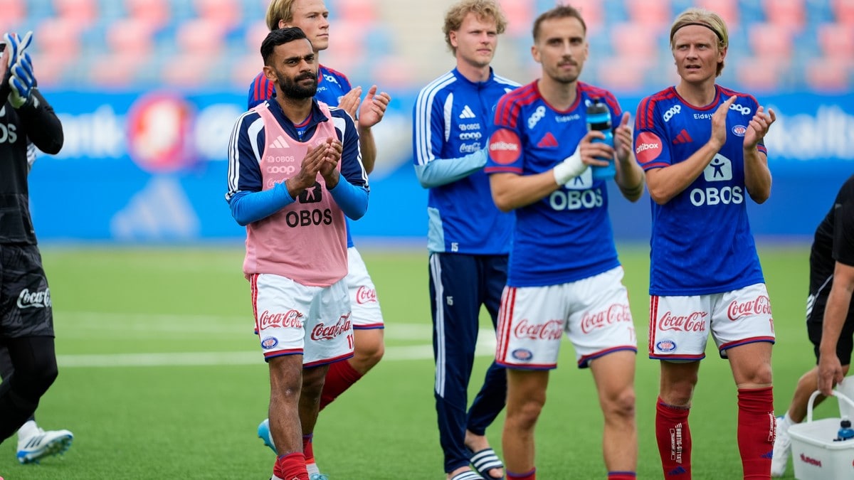 Fotballspillere fra Vålerenga klapper mot publikum på en fotballbane. (Bildebeskrivelsen er laget av en KI-tjeneste) FOTO: Terje Pedersen/NTB