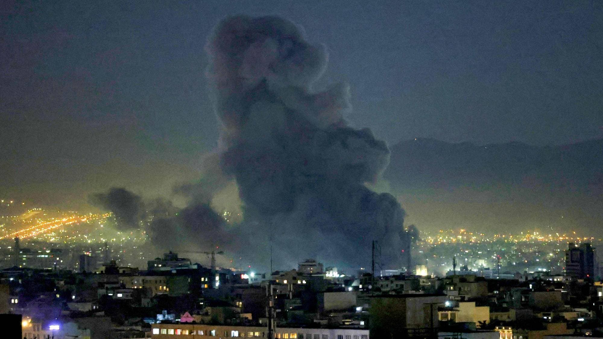 Røykskyer stiger opp etter missilangrep i Teheran 1. mars 2026. USA og Israel gjennomførte angrep mot Iran 28. februar, der Irans øverste leder og landets fremste militære ledere ble drept. 