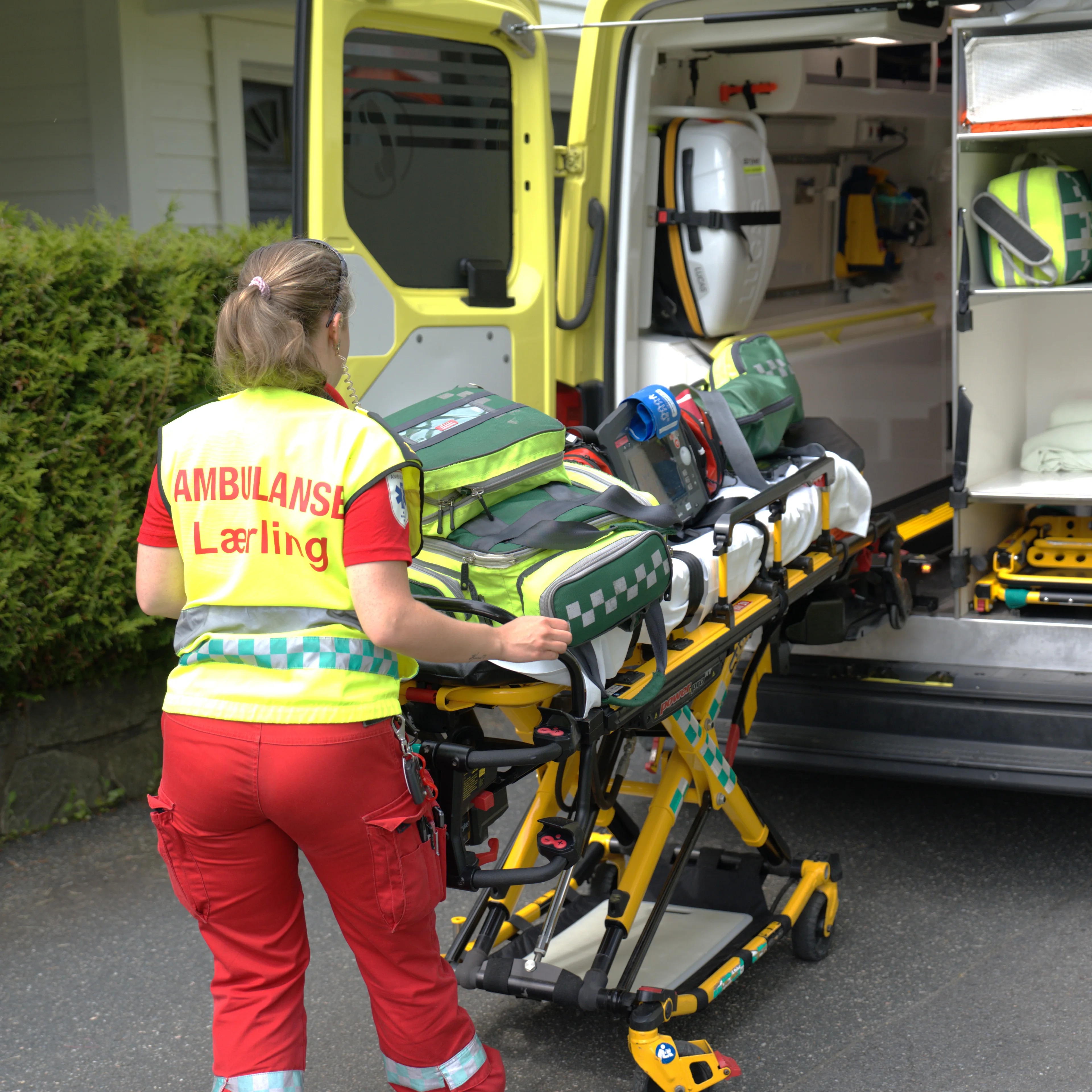 dame i ambulanse uniform.