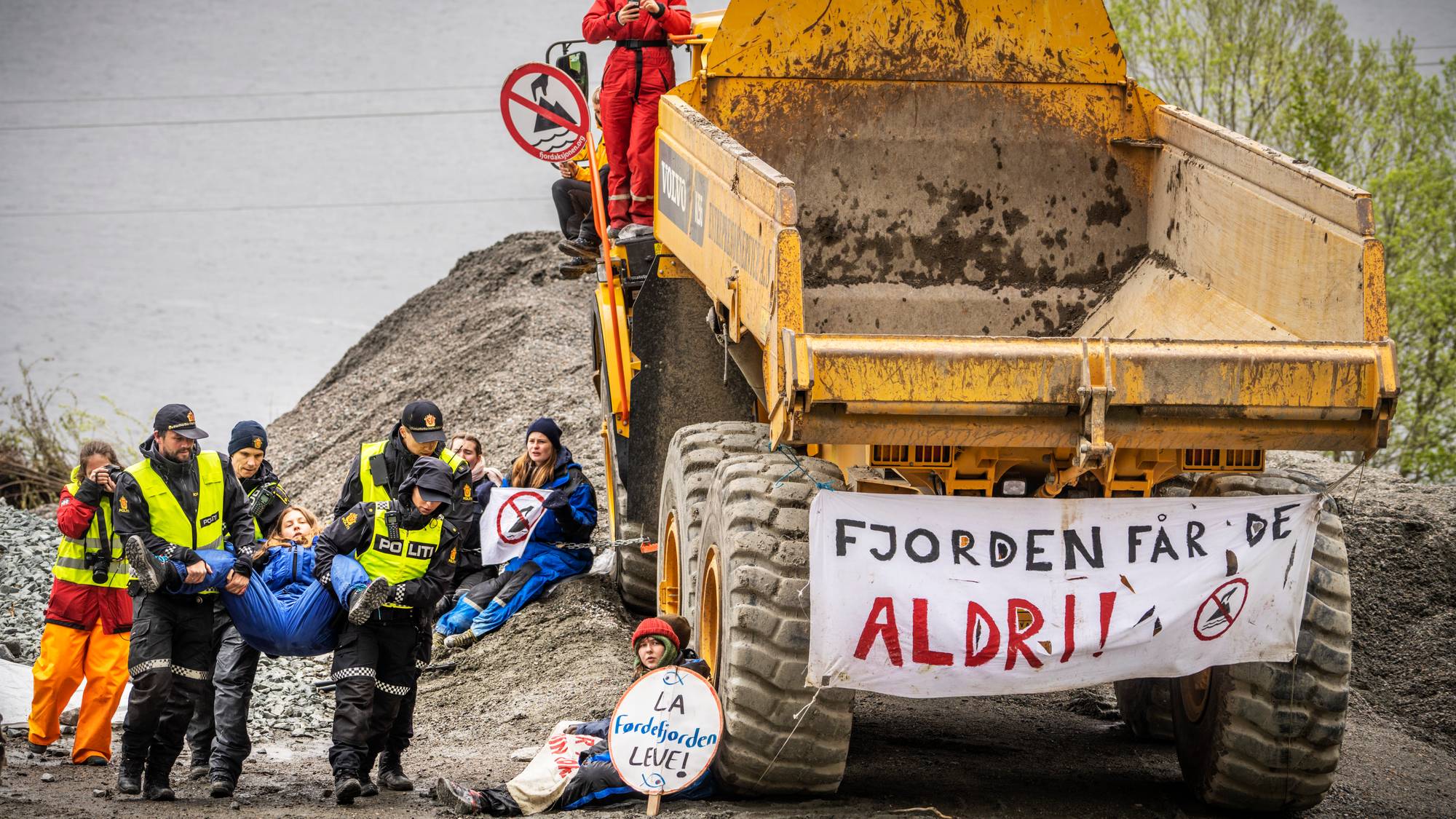 Aksjonister demonstrerer mot deponi i Førdefjorden