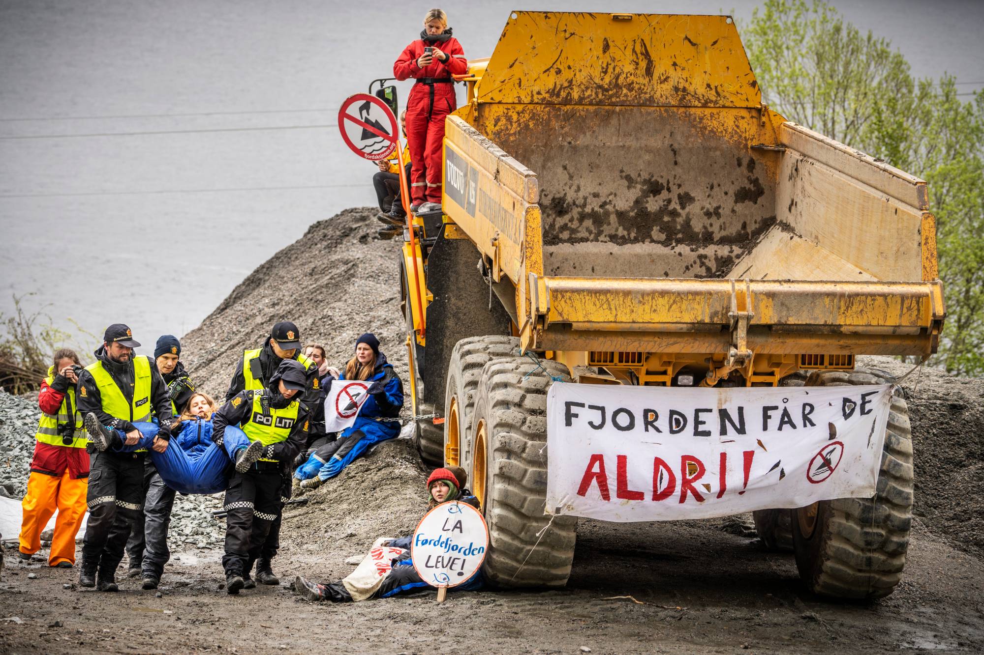 Aksjonister demonstrerer mot deponi i Førdefjorden