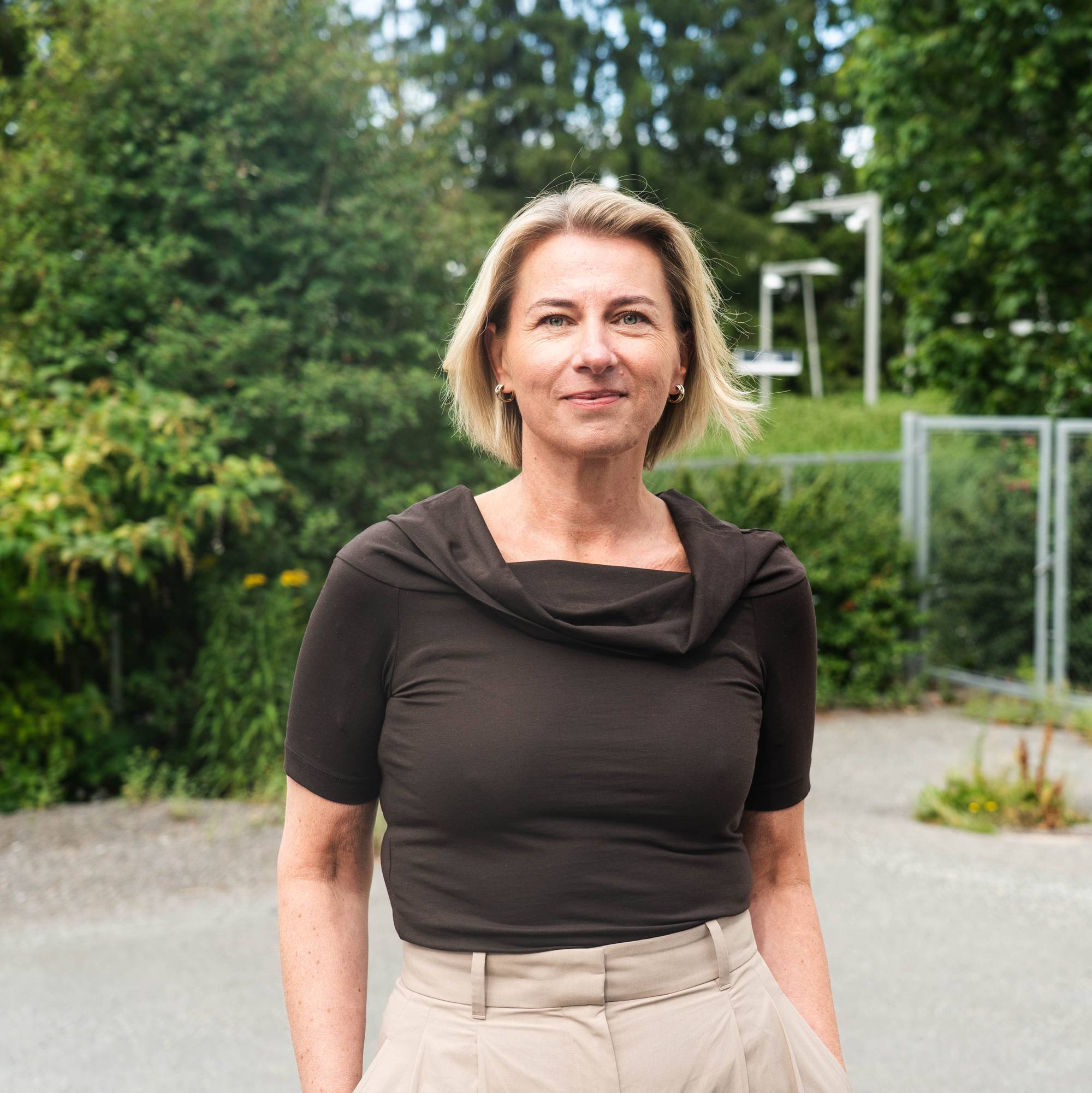 Kathrine Haugland Martinsen, LO-sekretær og styreleder i Sørmarka står utenfor Godlia T-banestasjon. 