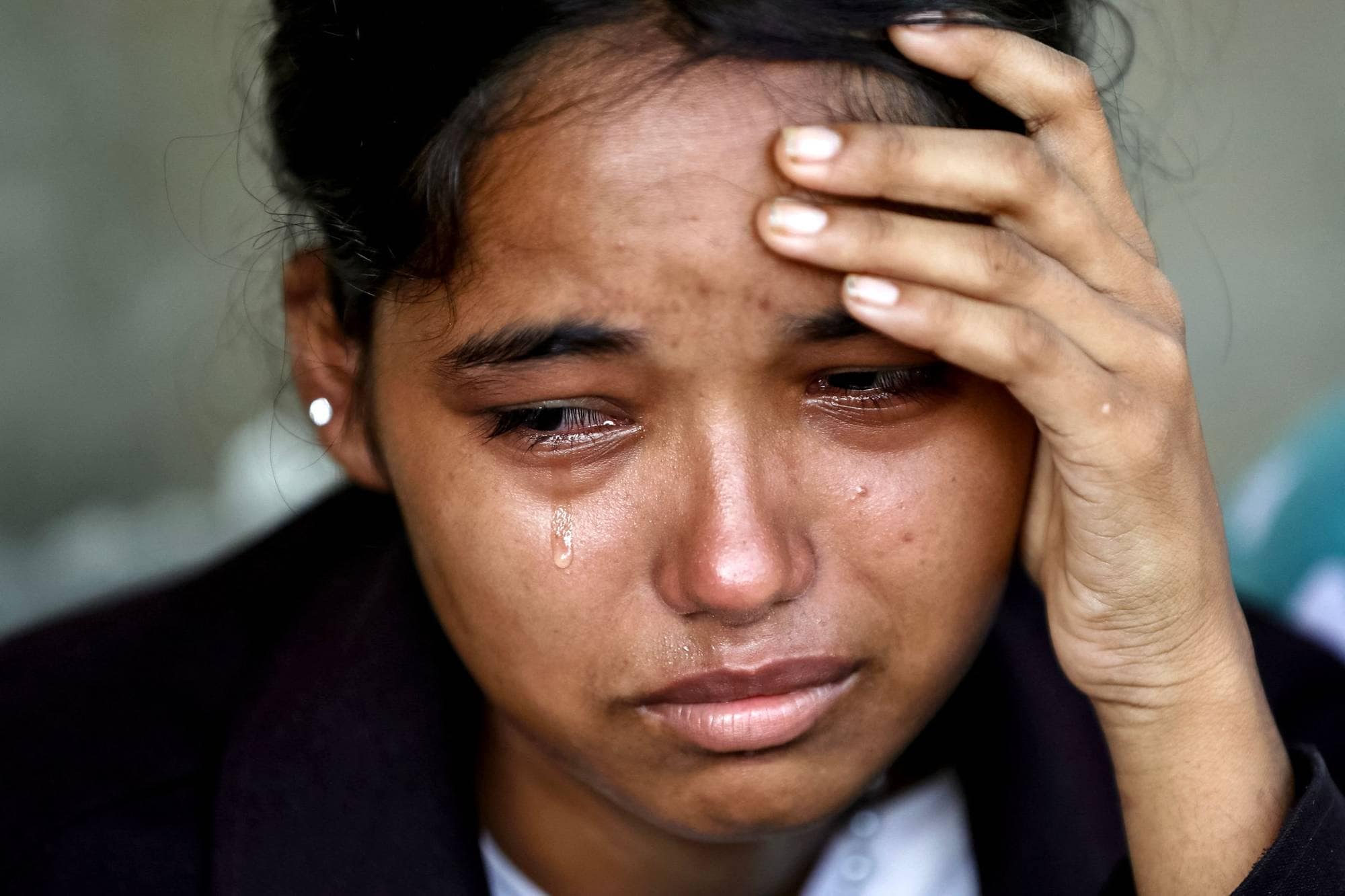 En kvinne gråter etter flomkatastrofen i Nepal.
