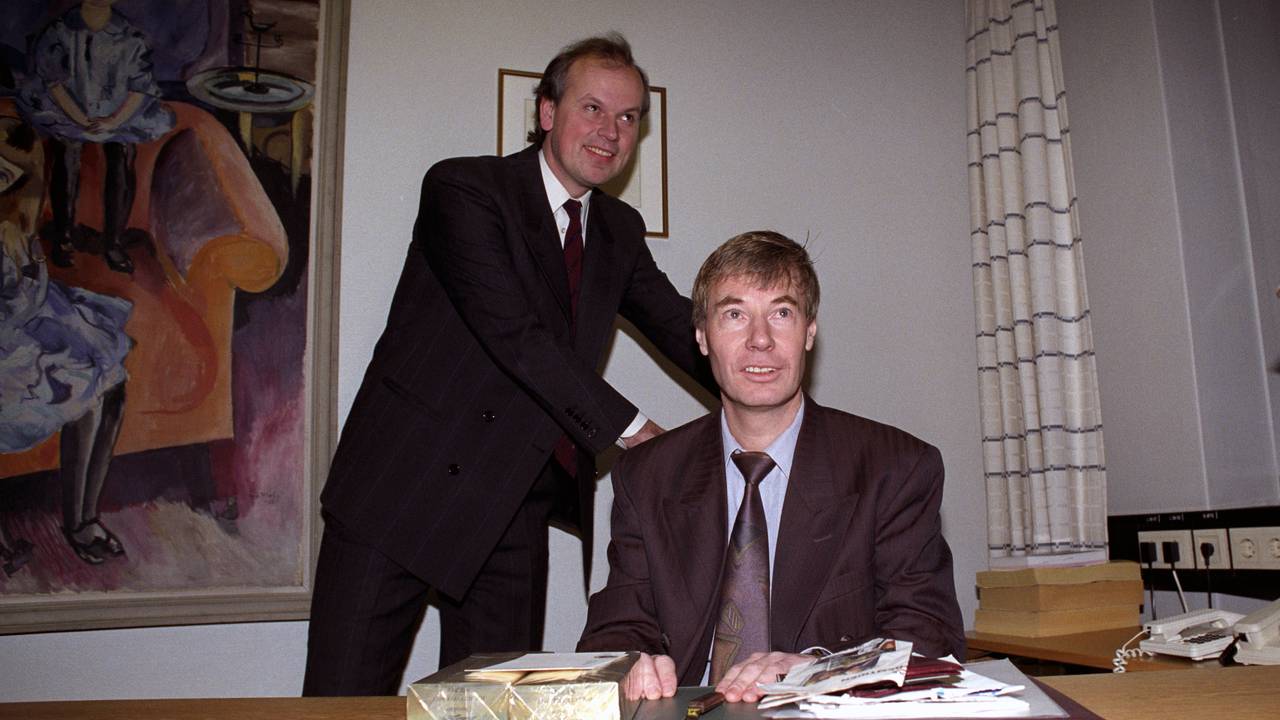 Oslo 19920102. El Partido Laborista toma el poder en el Ayuntamiento de Oslo. El líder saliente del concejo municipal Michael Tetzschner (detrás) deja la silla a Rune Gerhardsen.