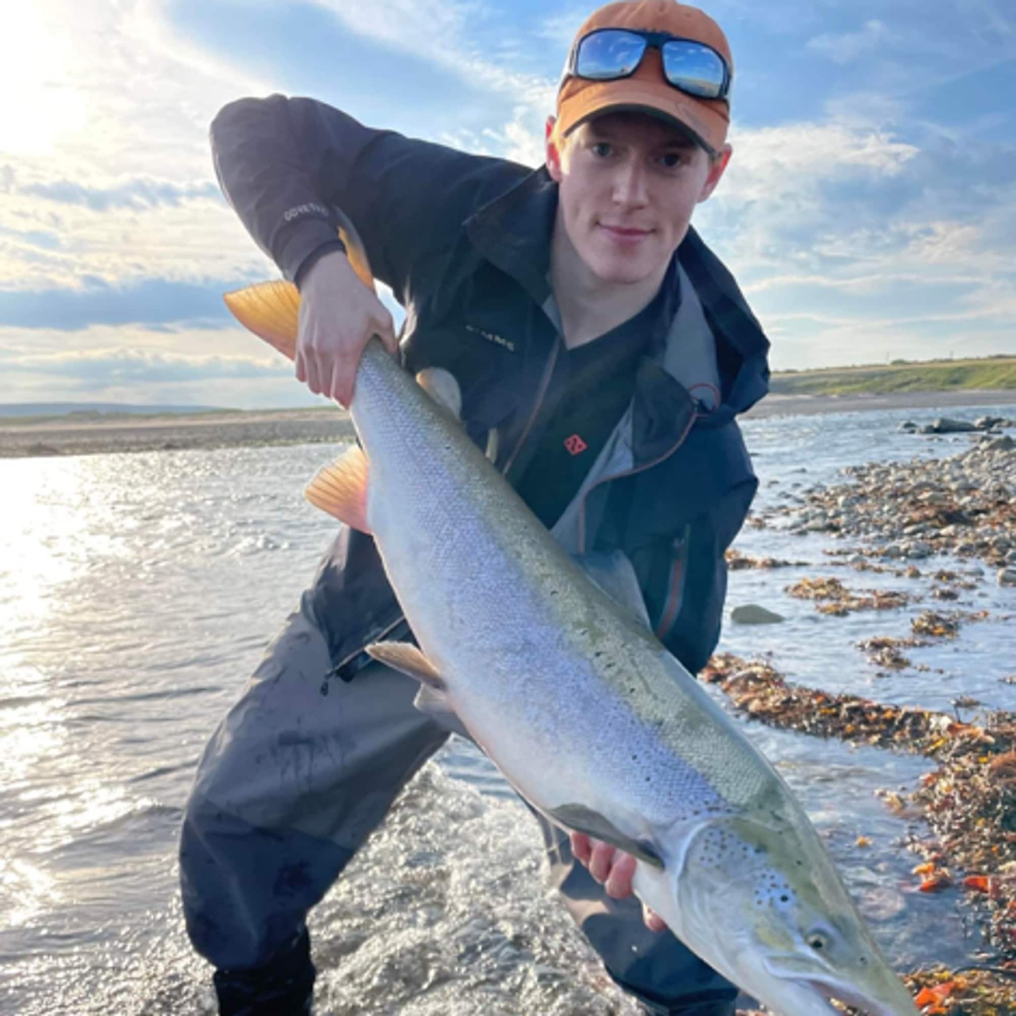 En mann holder en fisk.