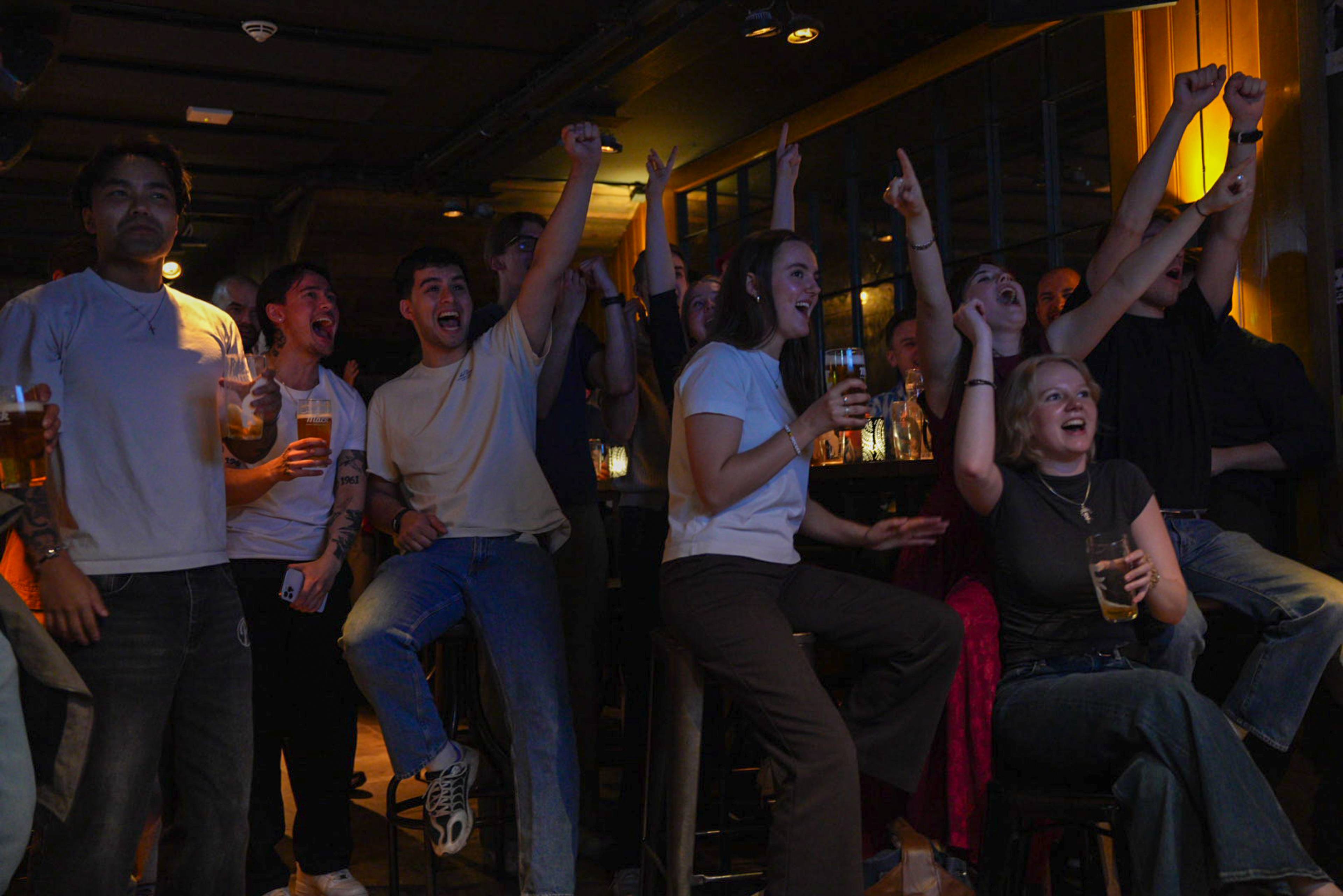 jublende unge mennesker på bar