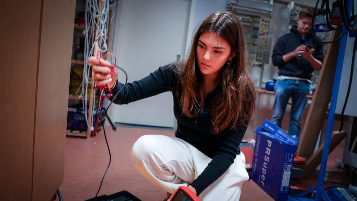 Må bruke sparepengene sine for å kjøpe utstyr til skolen
