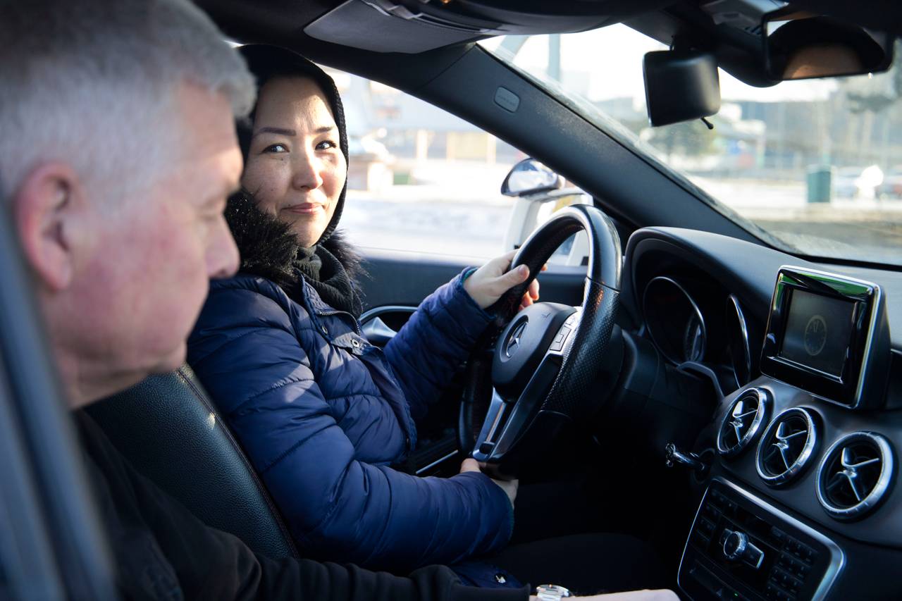Sharifa Mohamadi øvelseskjører med kjørelærer Tore Fossum.