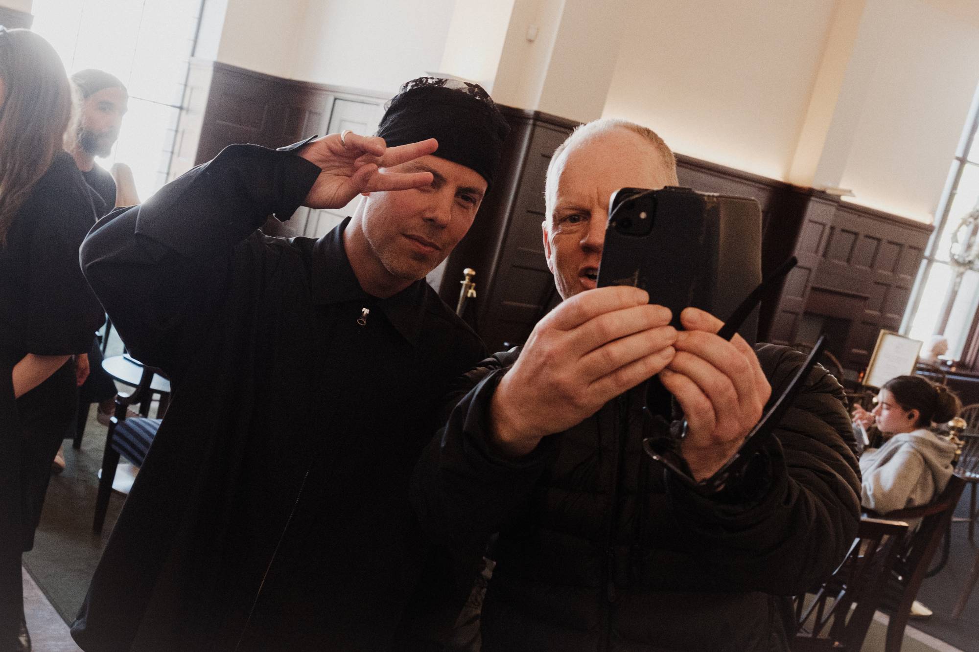 En voksen mann tar selfie med Magdi