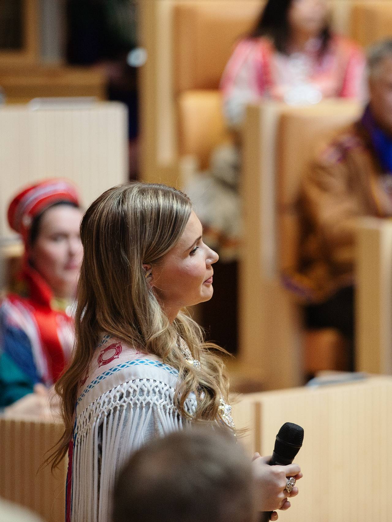 Inga-Maret Gaup Juuso joiker på sametingsåpning.