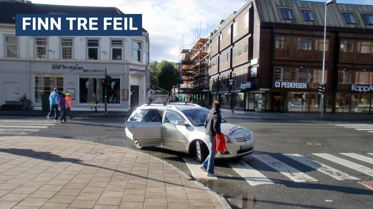 Finn tre feil. En bil står parkert i bybildet.