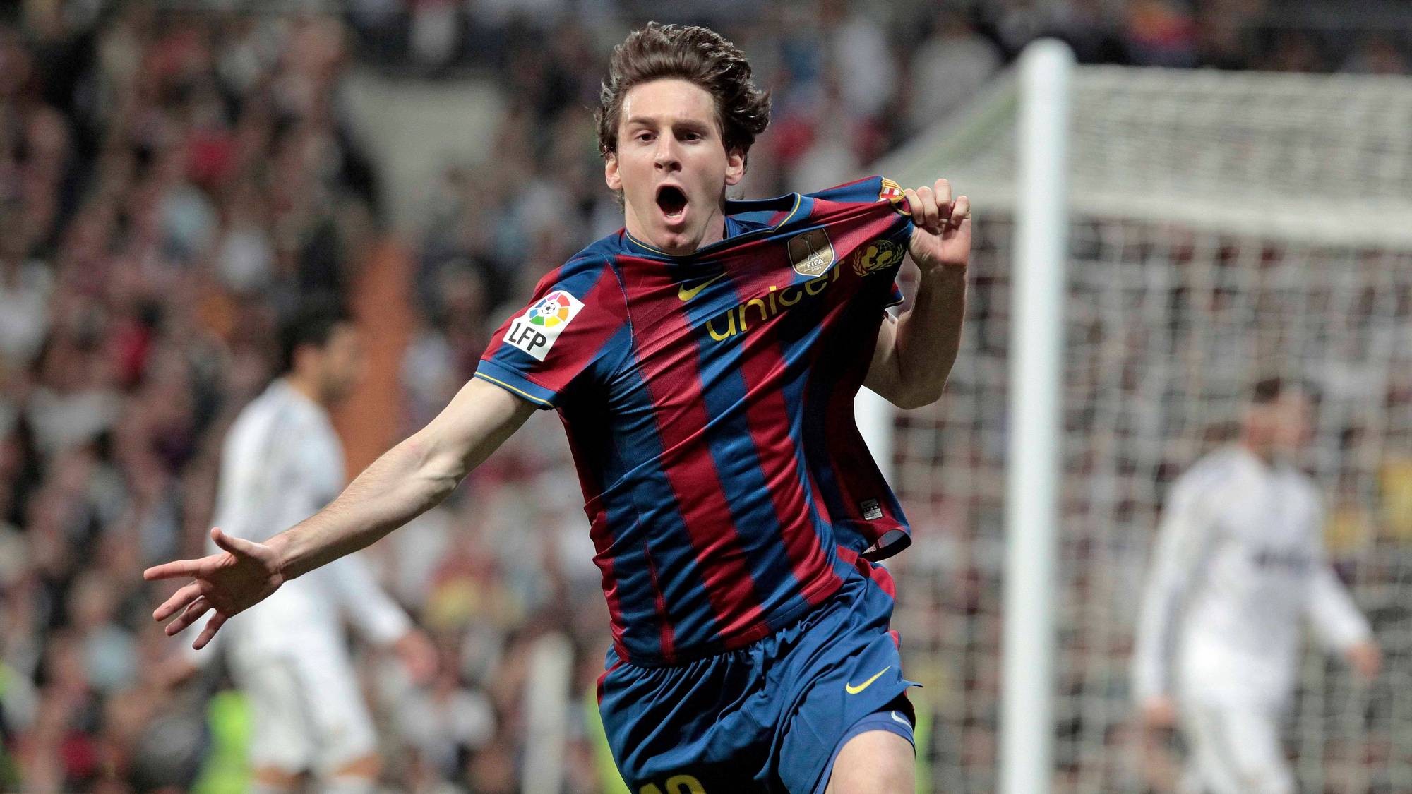 Lionel Messi feirer en skåring i en fotballkamp. Han drar opp drakten foran tribunen. (Bildebeskrivelsen er laget av en KI-tjeneste)