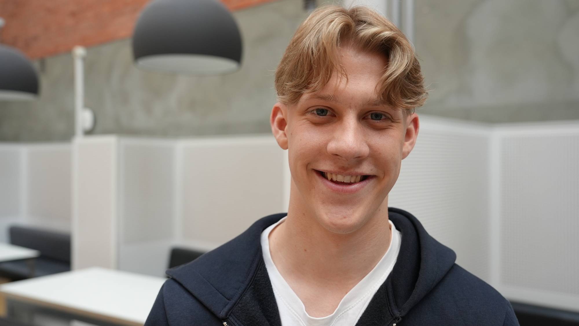 En gutt med mørkeblå hettejakke 