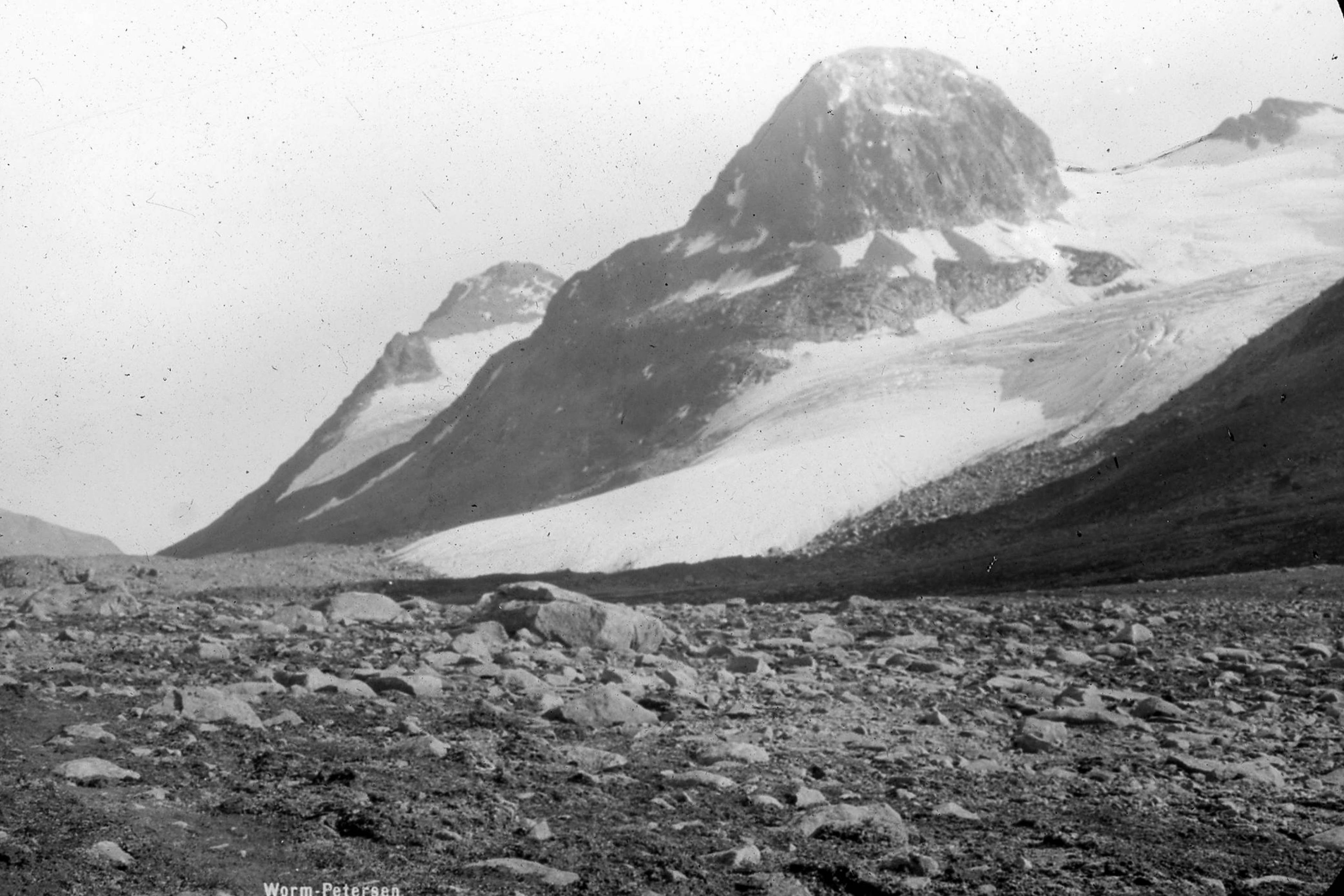 Gammelt bilde av bre i Jotunheimen