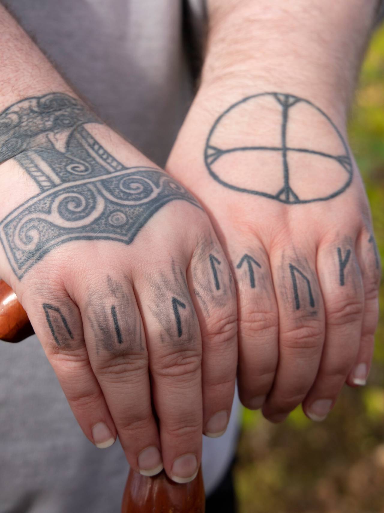 Bilde av hendene til Ravn Villtokt, hvor hun har tatovert Villtokt.