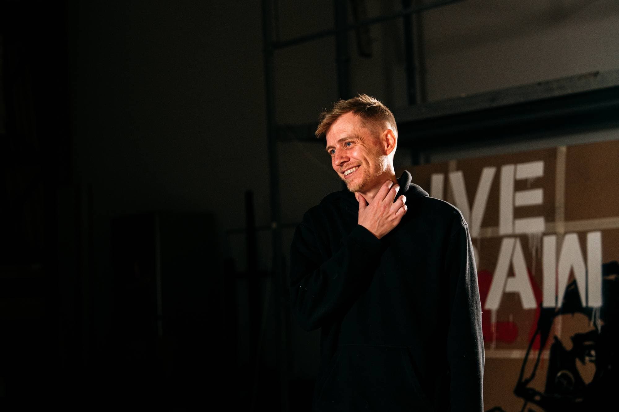 Jonas Hovland i Pøbel Studio. Kunstneren Pøbel selger kunst gjennom lotteri for å sikre at hvem som helst kan kjøpe bildene