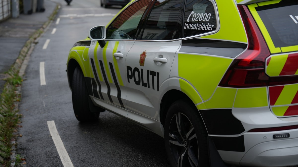 En politibil tilhørende innsatsleder står parkert i en gate. FOTO: Benjamin Dyrdal/NRK