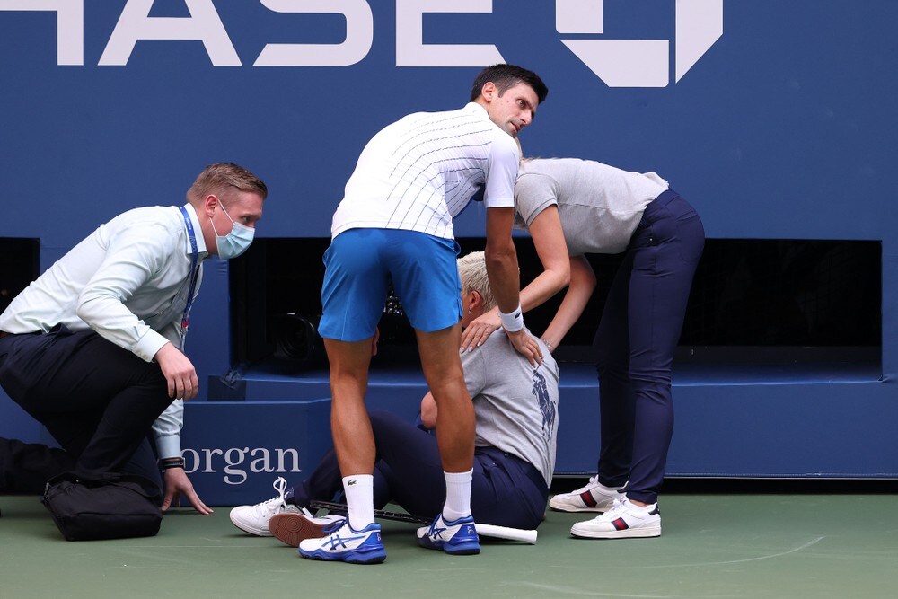 Djokovic kastet ut - traff linjedommer i halsen