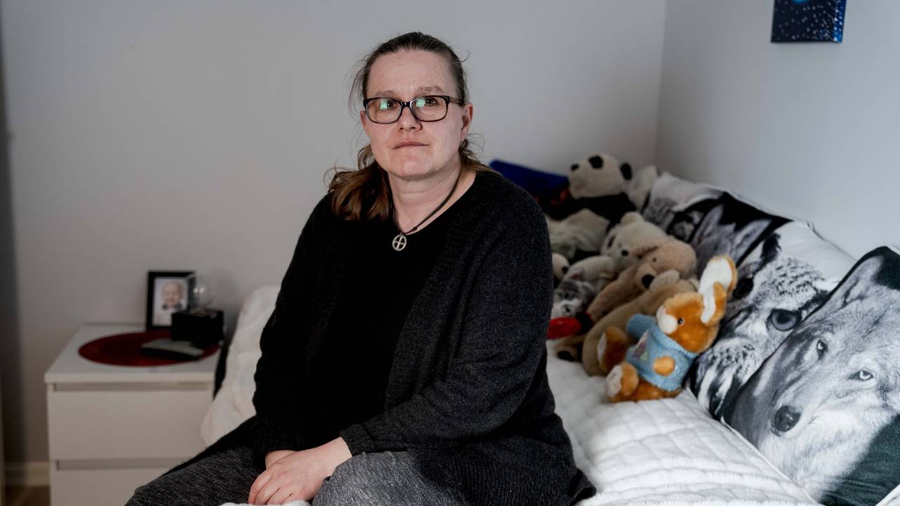 Heidi, moren til Andrine, sitter i Andrines seng som er fylt med kosebamser.
