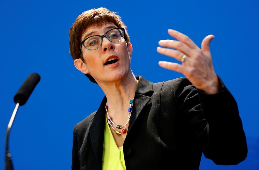 Annegret Kramp-Karrenbauer tar over etter Angela Merkel