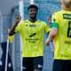 Tor Erik Schrøder / NTB Fotballspiller med nummer 10 på drakten hever hendene. Han har på seg gul trøye med grønn krage. En annen spiller med nummer 6 på ryggen står foran ham. Det er en fotballkamp. (Bildebeskrivelsen er laget av en KI-tjeneste)