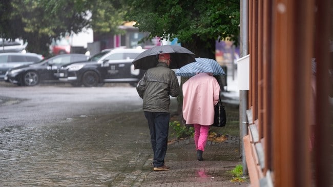 Regn i Tønsberg Vestfold, nedbør, paraply, sommer, farevarsel, veier, bil, regnvær, tordenvær, lyn og torden, vind, kuling, vær
