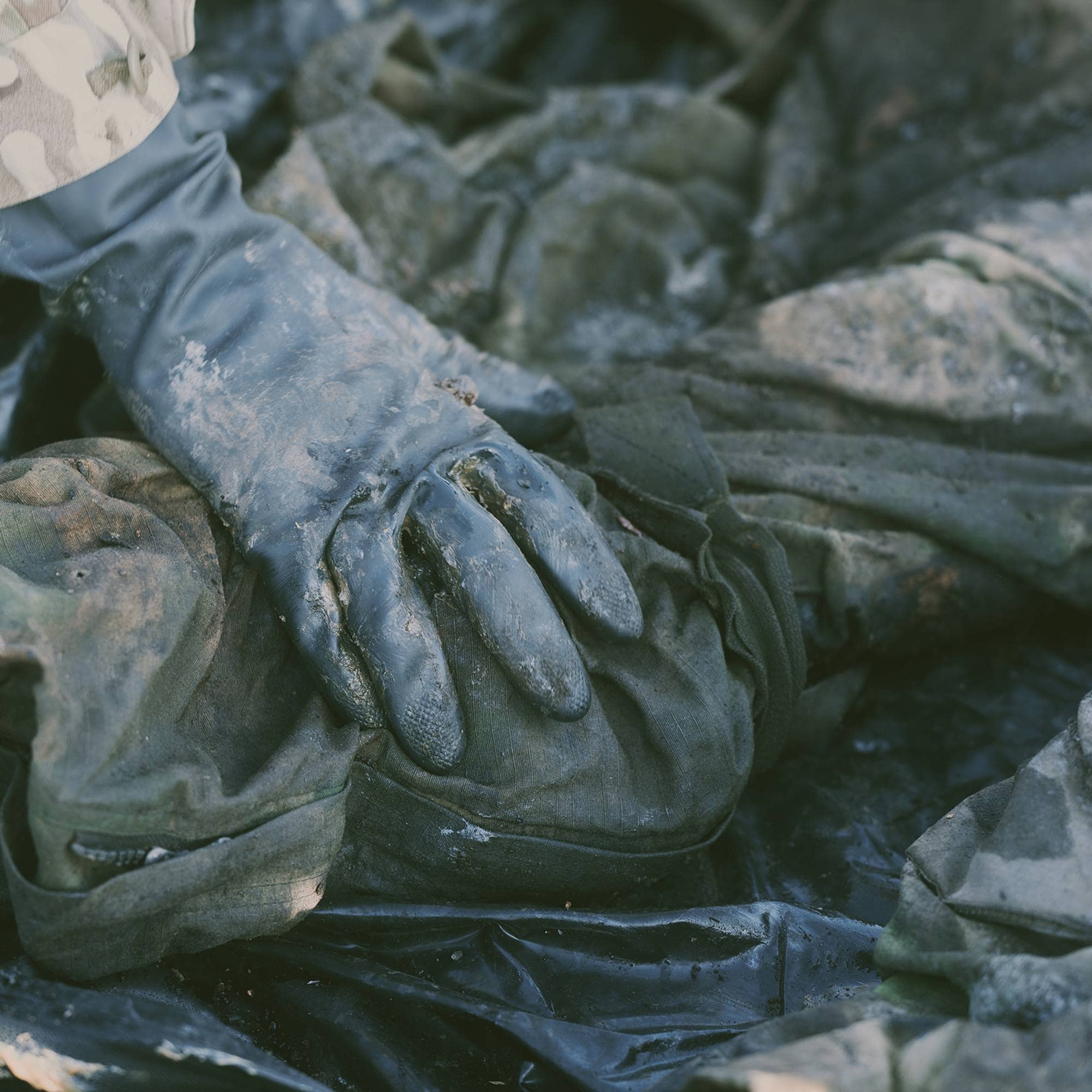 En russisk Wagner-soldat skal få en grav, lenge etter sin død på slagmarken i Slovjansk, Ukraina. Ukrainske Oleksij Jukov leder en frivillig organisasjon som henter ut døde soldater, både ukrainske og russiske. 4. juni 2024.