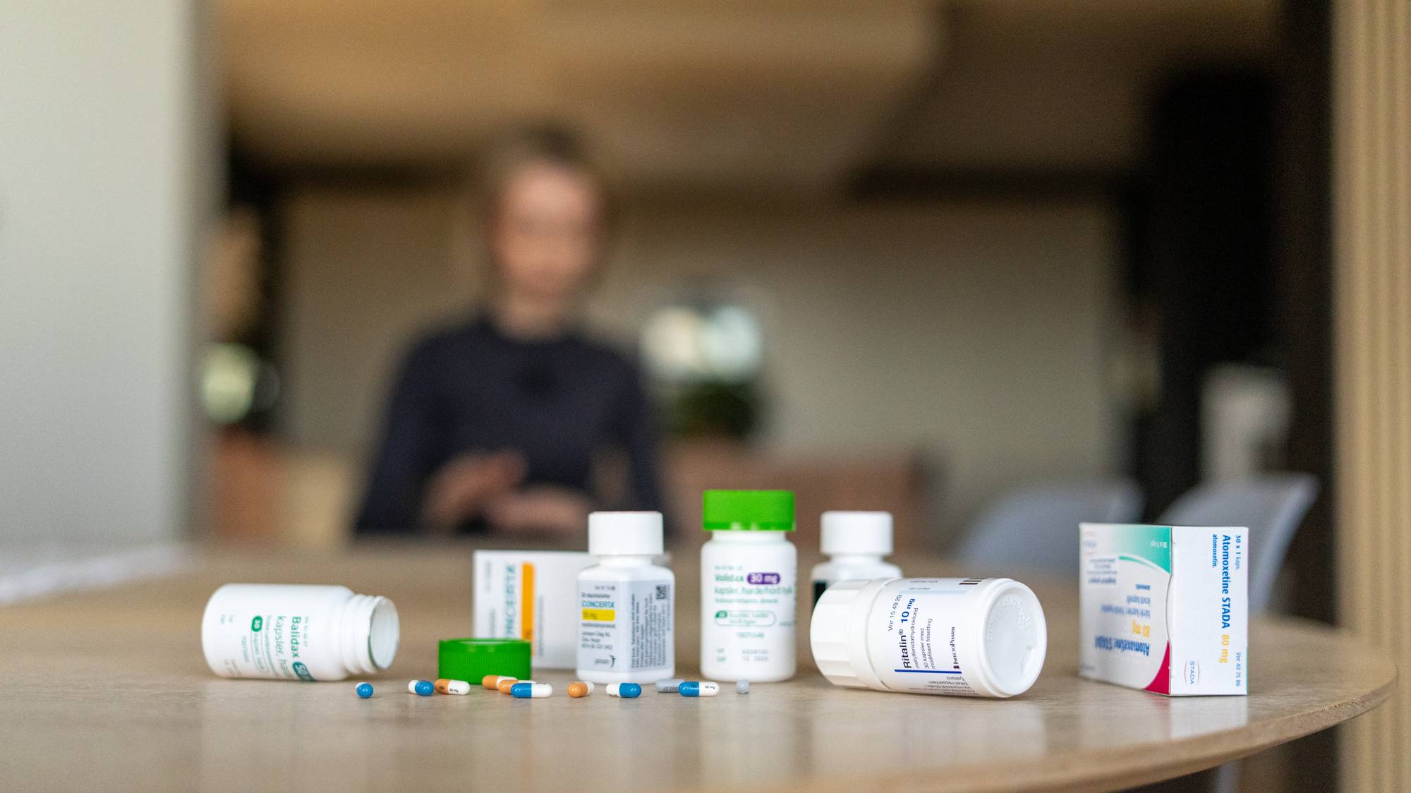 Anonymisert kilde i defokus med adhd piller i fokus i forgrunnen