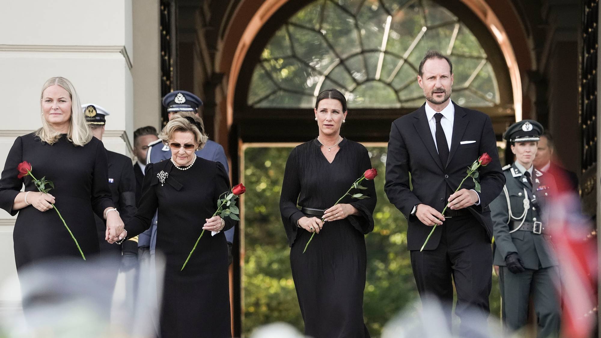 Kongefamilien ute på slottsplassen mandag ettermiddag.
