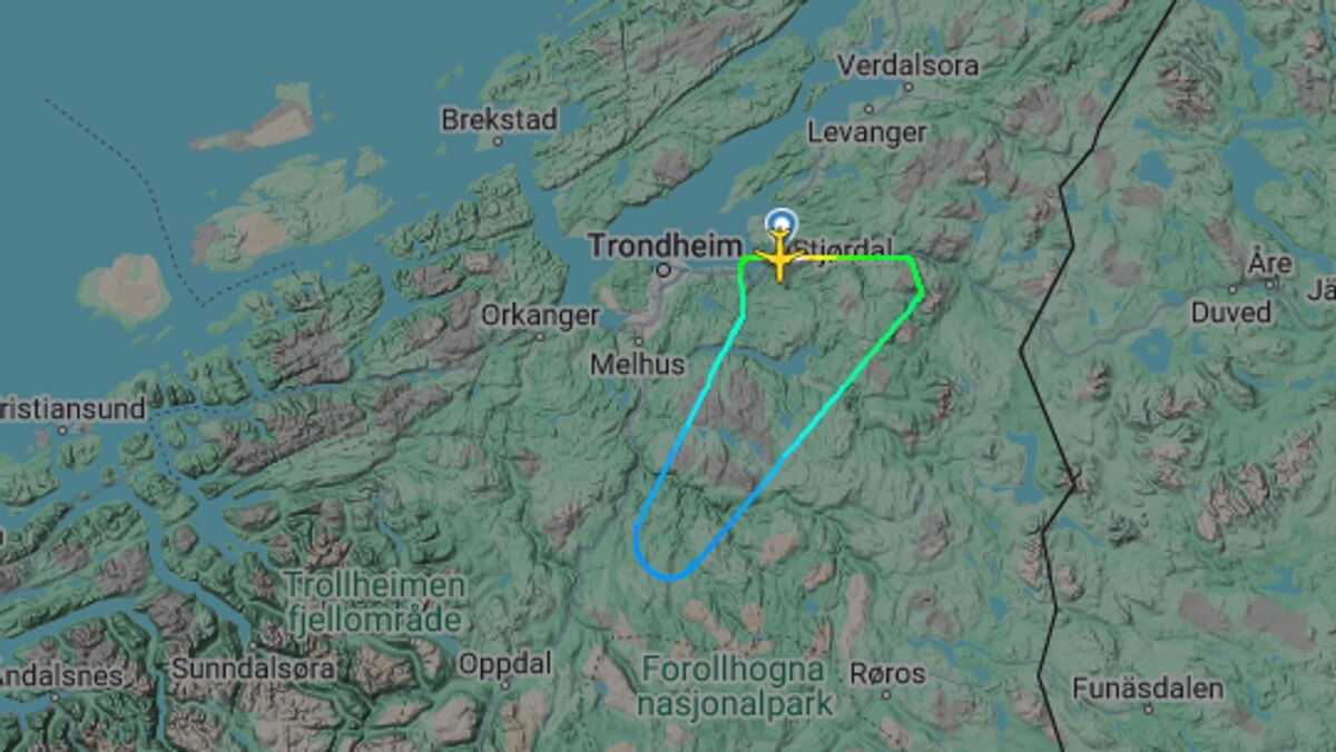 Fly med 100 personar naudlanda på Værnes