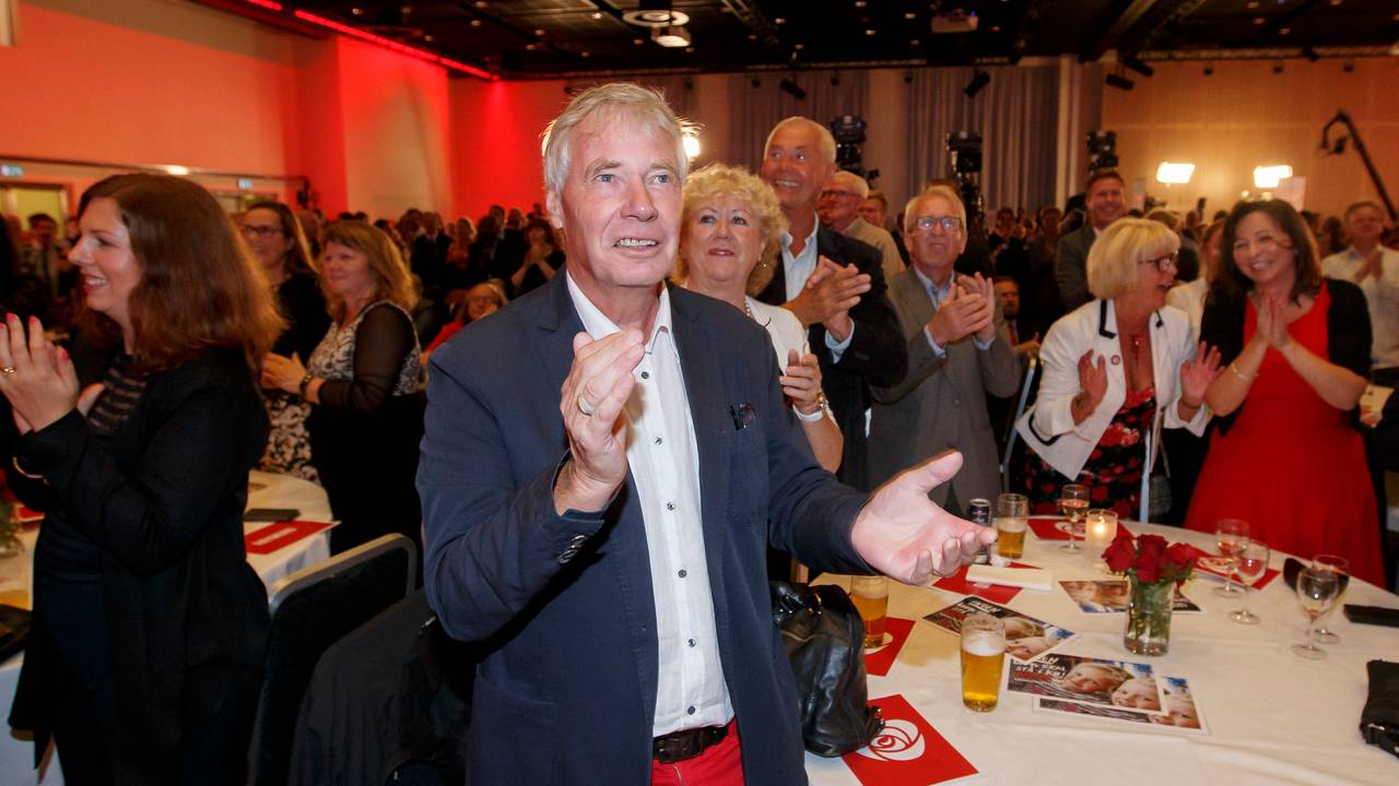 Elecciones municipales y comarcales de 2015. Vigilia electoral del Partido Laborista. Rune Gerhardsen aplaude durante la vigilia electoral del Partido Laborista en Folkets Hus en Oslo.