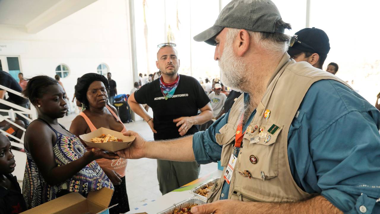 Jose Andres deler ut mat på Bahamas