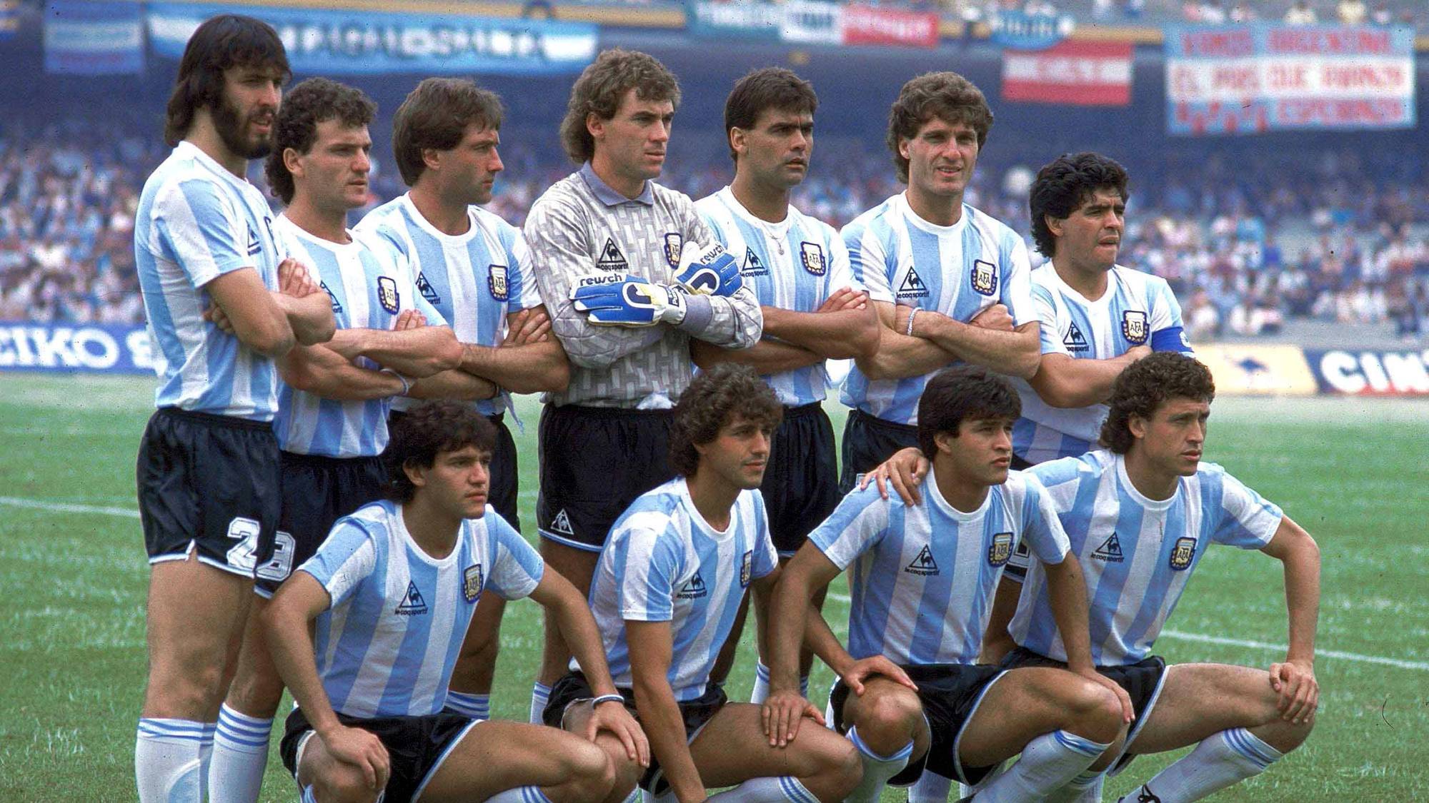 Det argentinske landslaget i fotball stiller opp til lagbilde før en kamp. (Bildebeskrivelsen er laget av en KI-tjeneste)