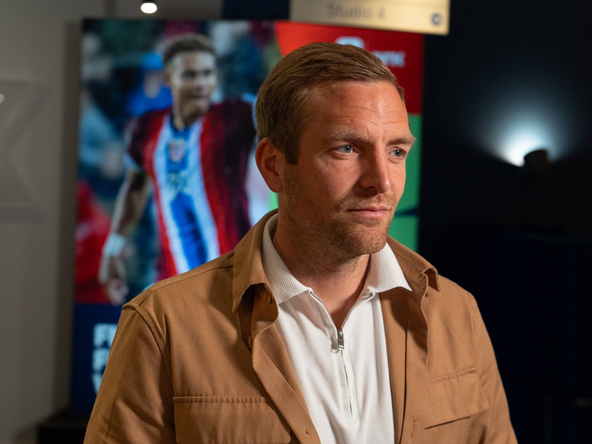 Kristoffer Lie Løkberg med en VM-plakat i bakgrunnen