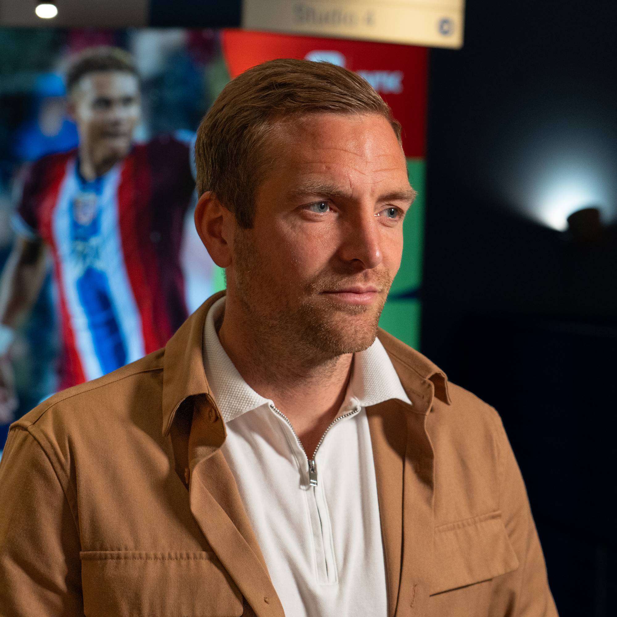 Kristoffer Lie Løkberg med en VM-plakat i bakgrunnen