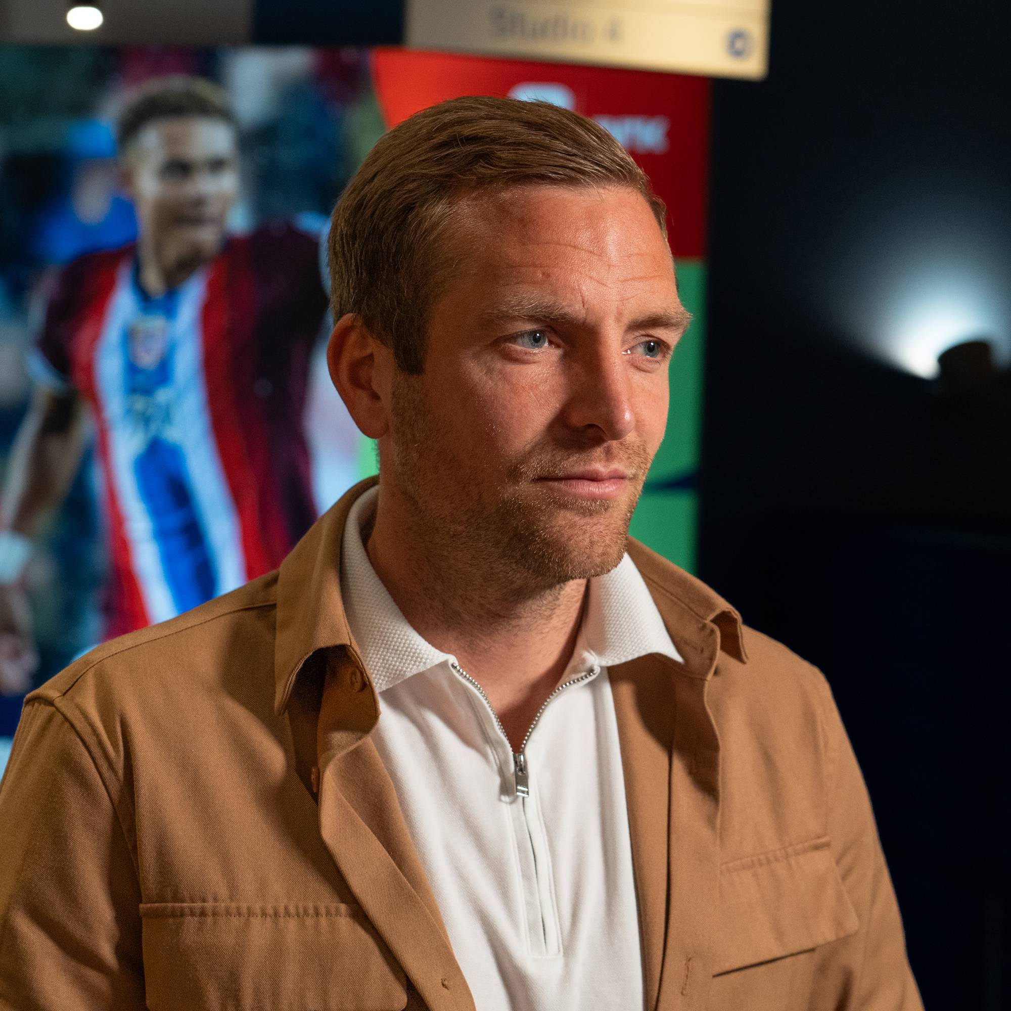 Kristoffer Lie Løkberg med en VM-plakat i bakgrunnen